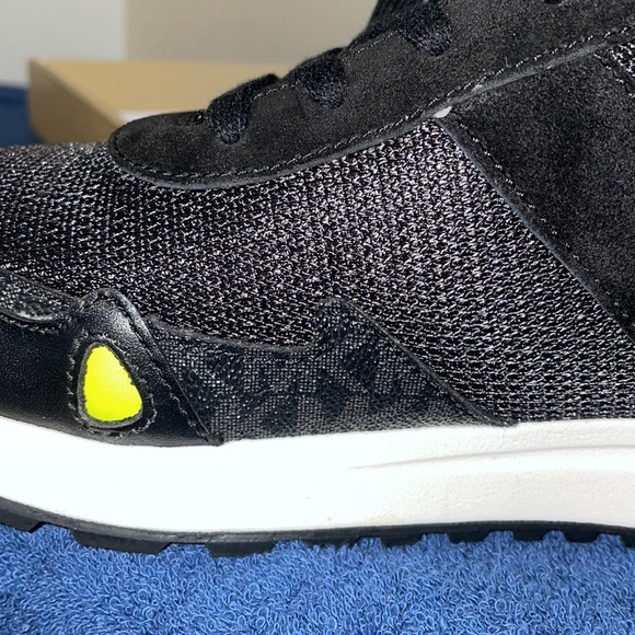 Micheal Kors Trainer shoes - Picture 7 of 8